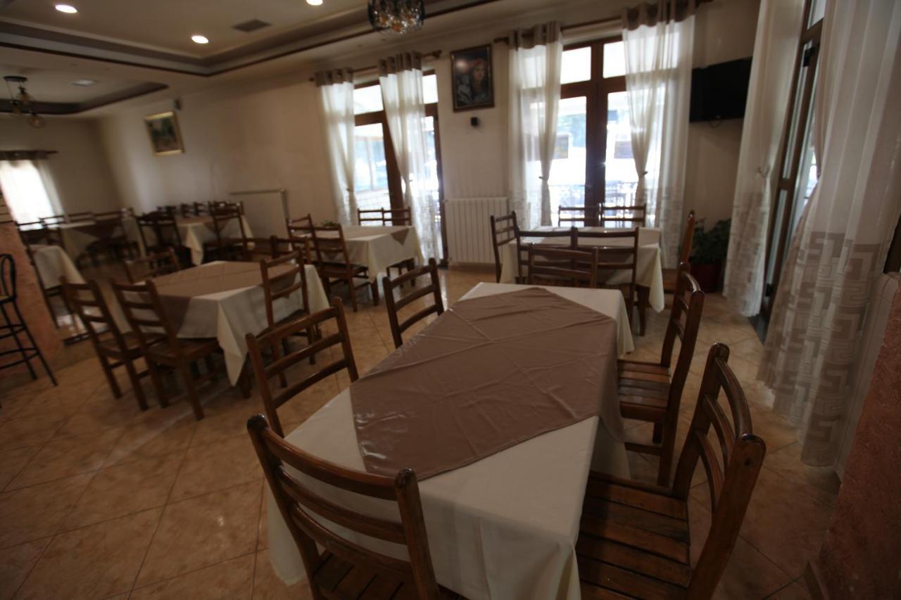 Bujtina Uji I Panjes, Log Cabins Dukat Luaran gambar