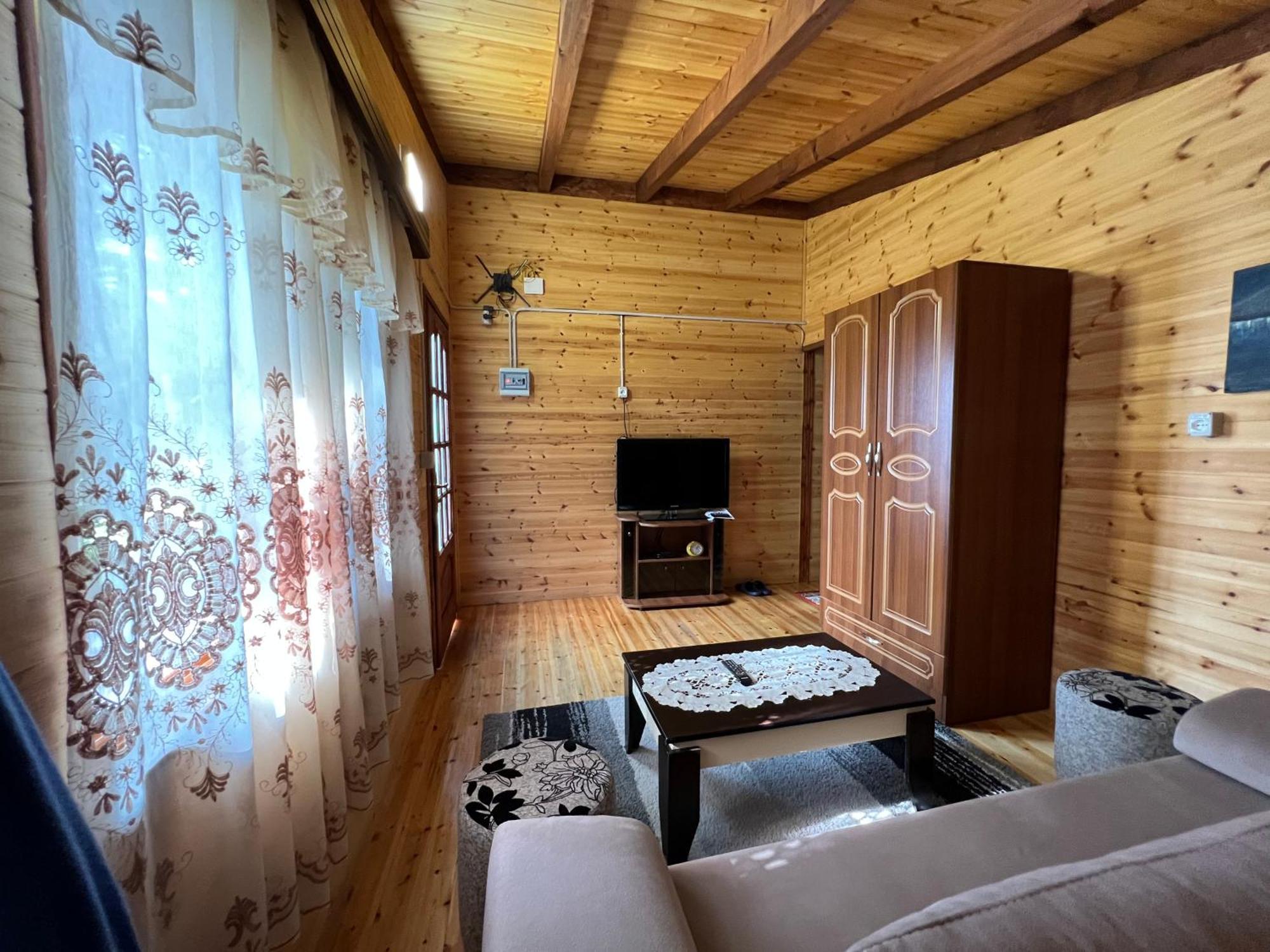 Bujtina Uji I Panjes, Log Cabins Dukat Luaran gambar