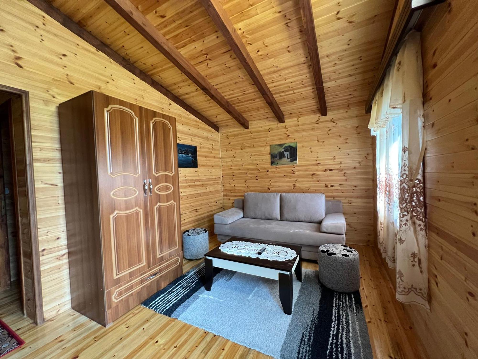 Bujtina Uji I Panjes, Log Cabins Dukat Luaran gambar