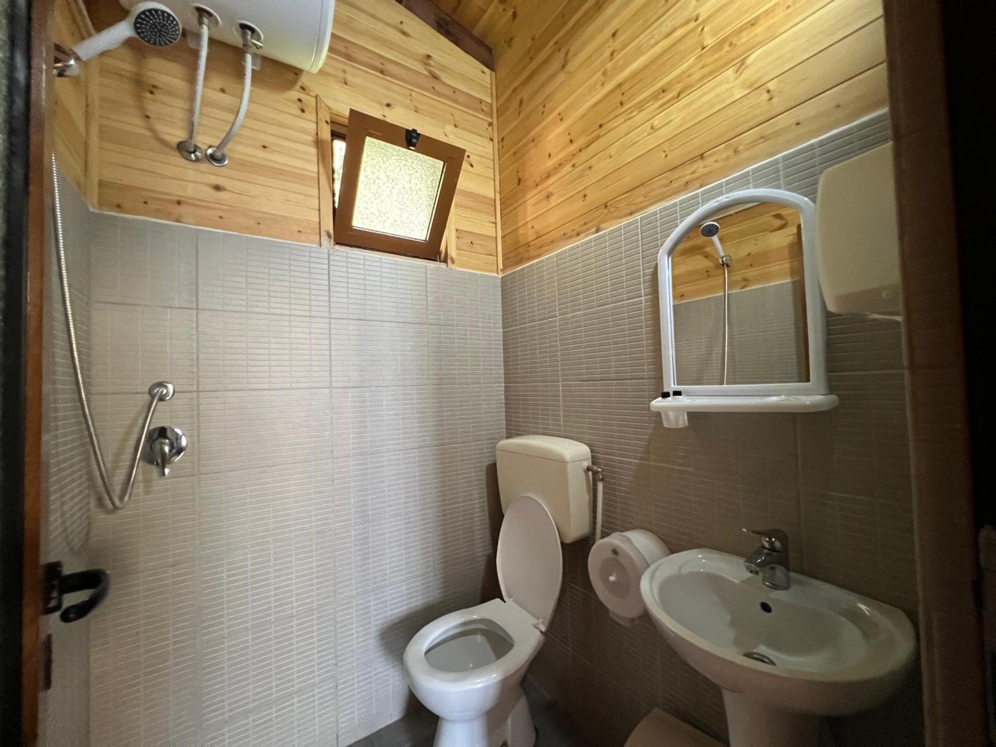 Bujtina Uji I Panjes, Log Cabins Dukat Luaran gambar
