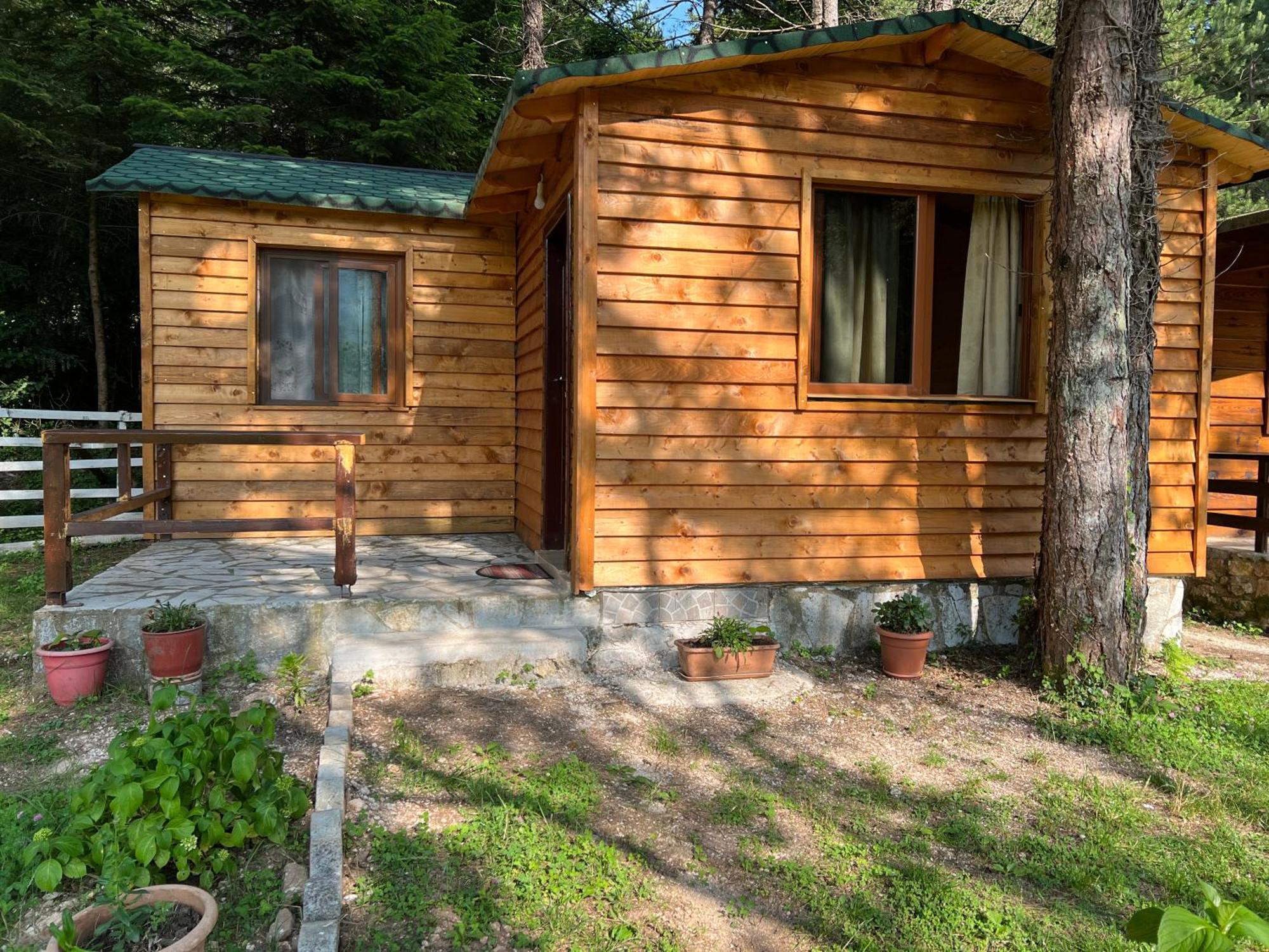 Bujtina Uji I Panjes, Log Cabins Dukat Luaran gambar
