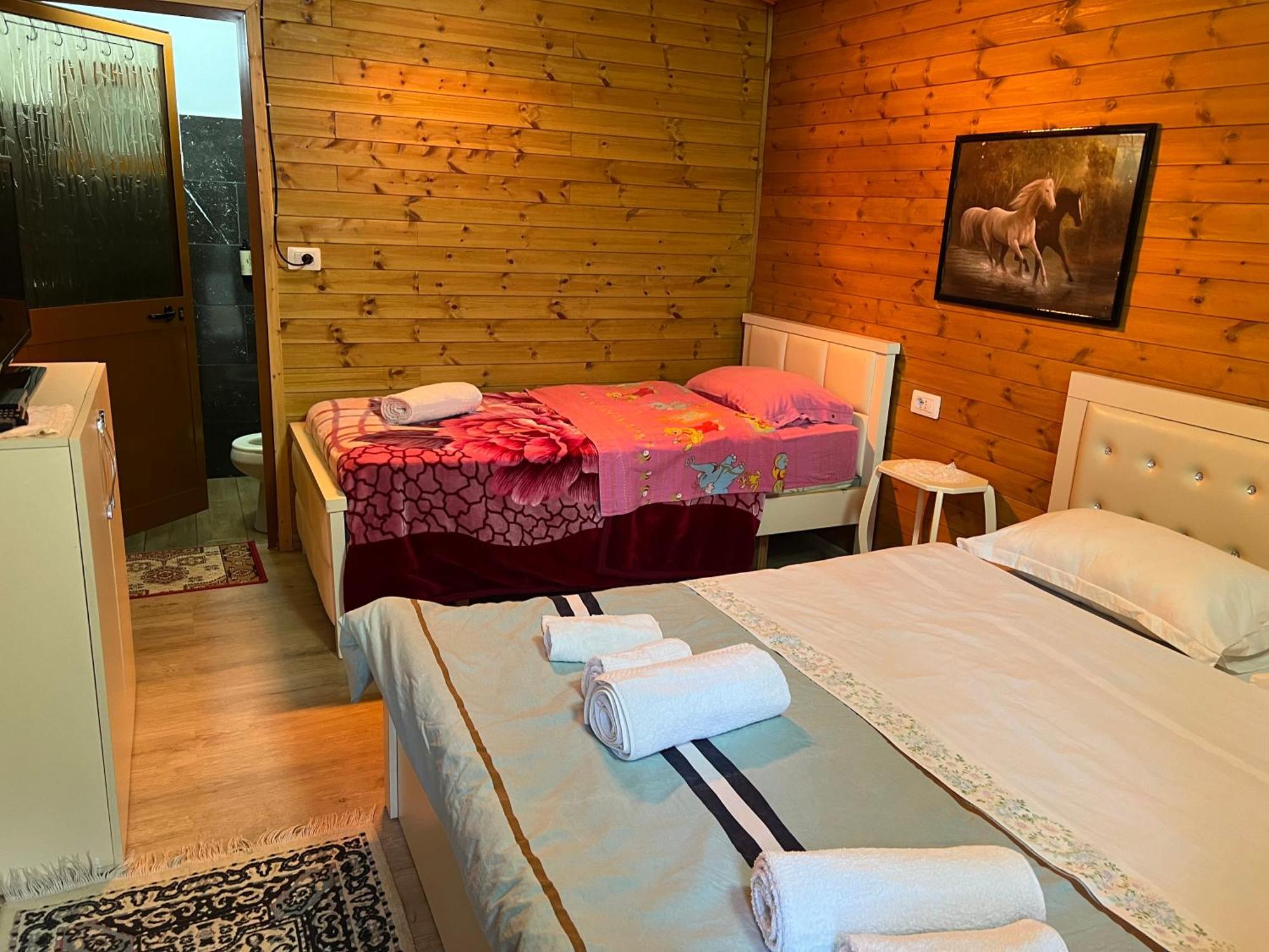 Bujtina Uji I Panjes, Log Cabins Dukat Luaran gambar