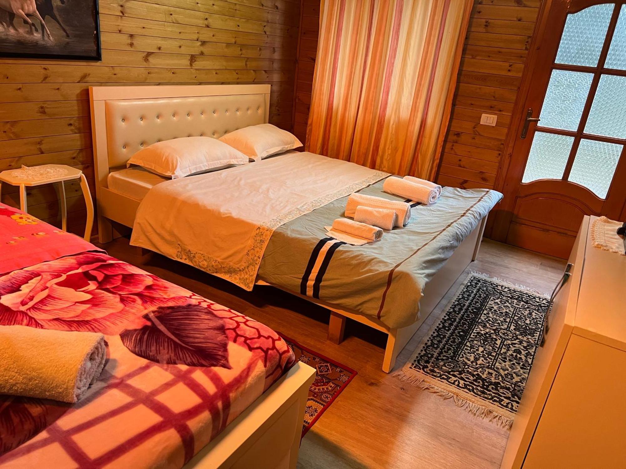 Bujtina Uji I Panjes, Log Cabins Dukat Luaran gambar